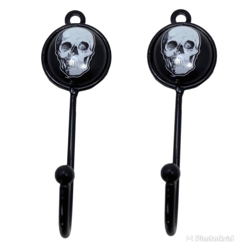 Sourpuss skull round wall hooks set of 2
